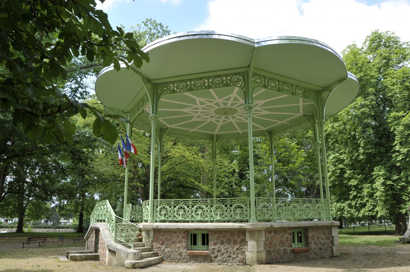 Le kiosque à musique du Parc des Bourins - VICHY UNESCO